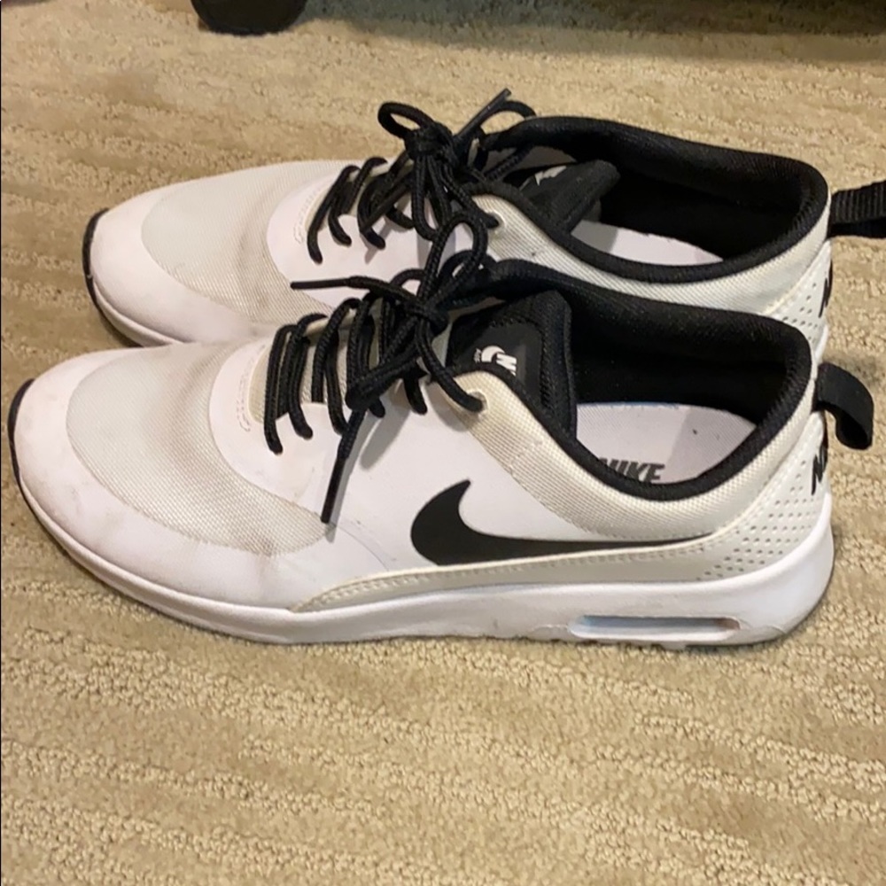 Nike Thea black and white